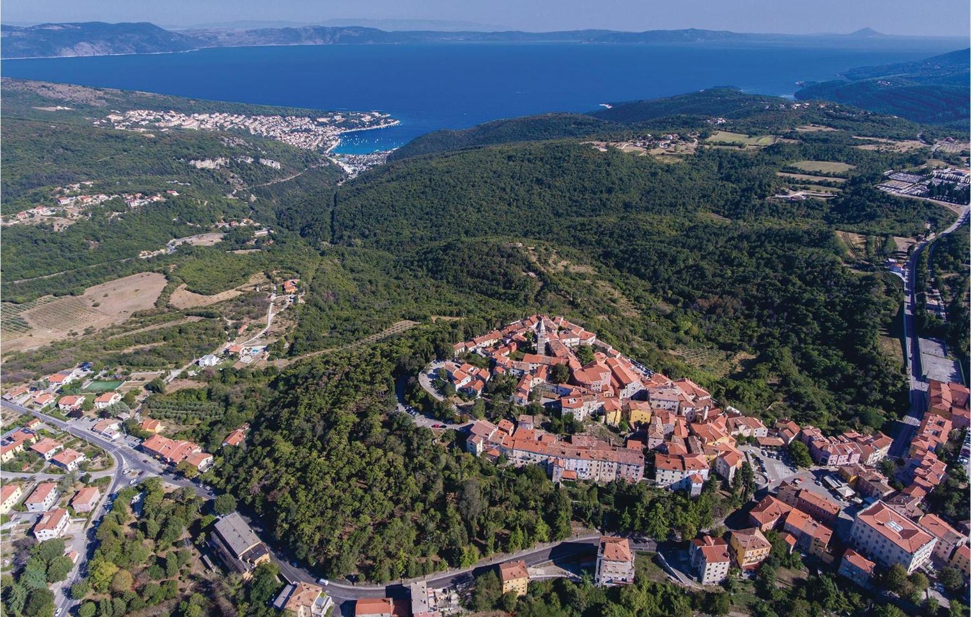 Beautiful Apartment In Rabac With Kitchen 外观 照片